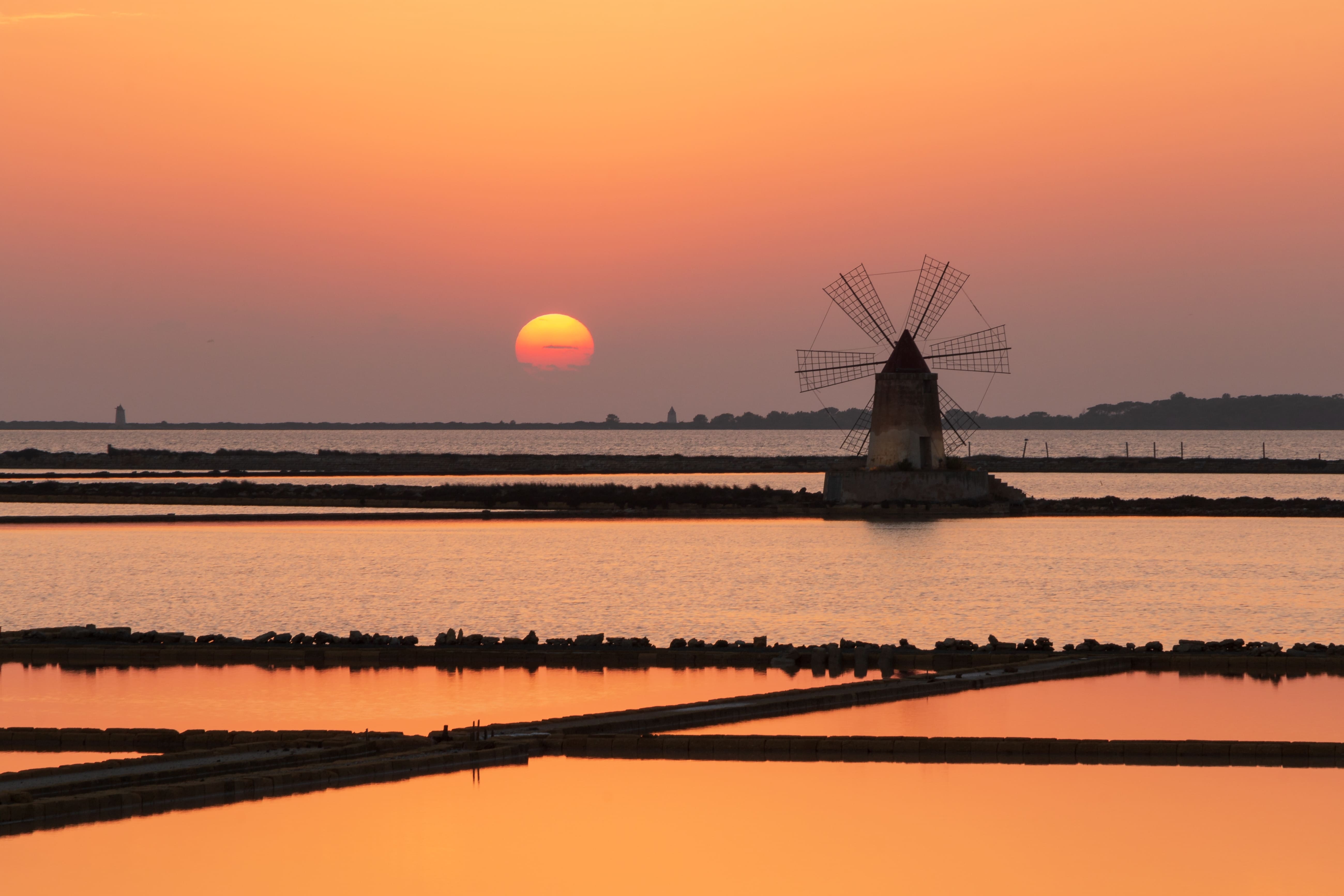 Le Saline di Marsala e lo Stagnone: tramonti, mulini e isole sospese nel tempo