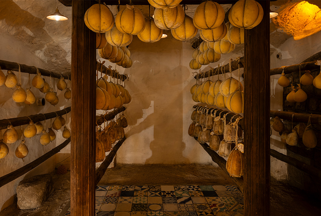 METE: il palazzo storico e la grotta ipogea per l'affinamento del formaggio a Meta di Sorrento