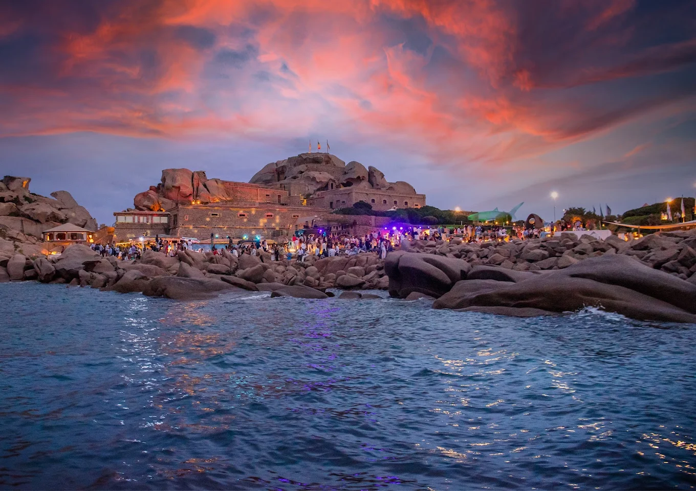 Mixology d’autore tra mare e design: il cocktail bar più cool della Sardegna è al Phi Beach
