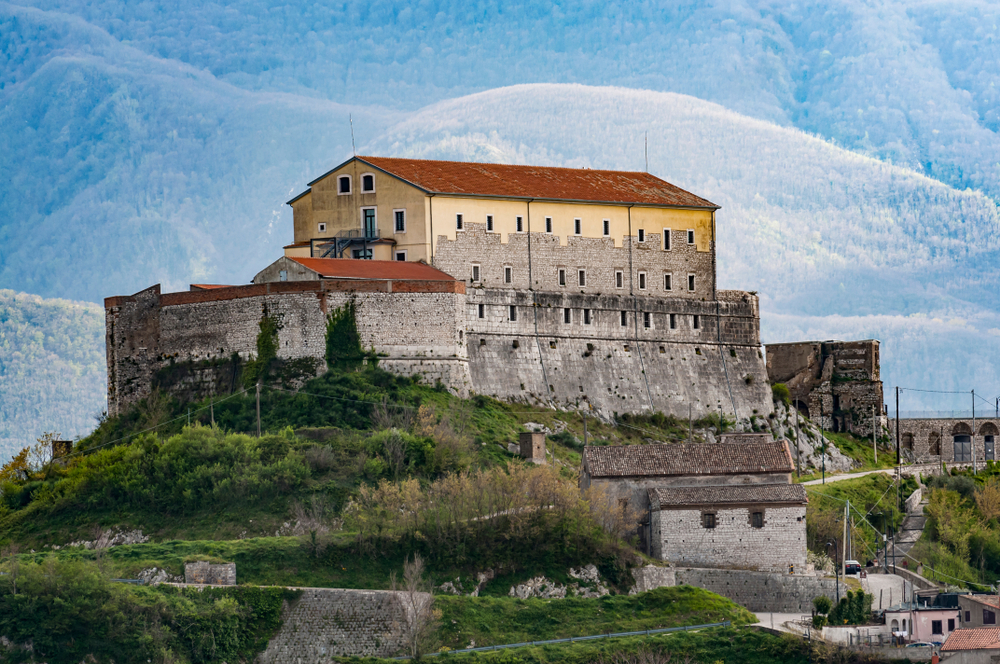 Montesarchio: il borgo sannita tra roccia, mito e valle del Taburno