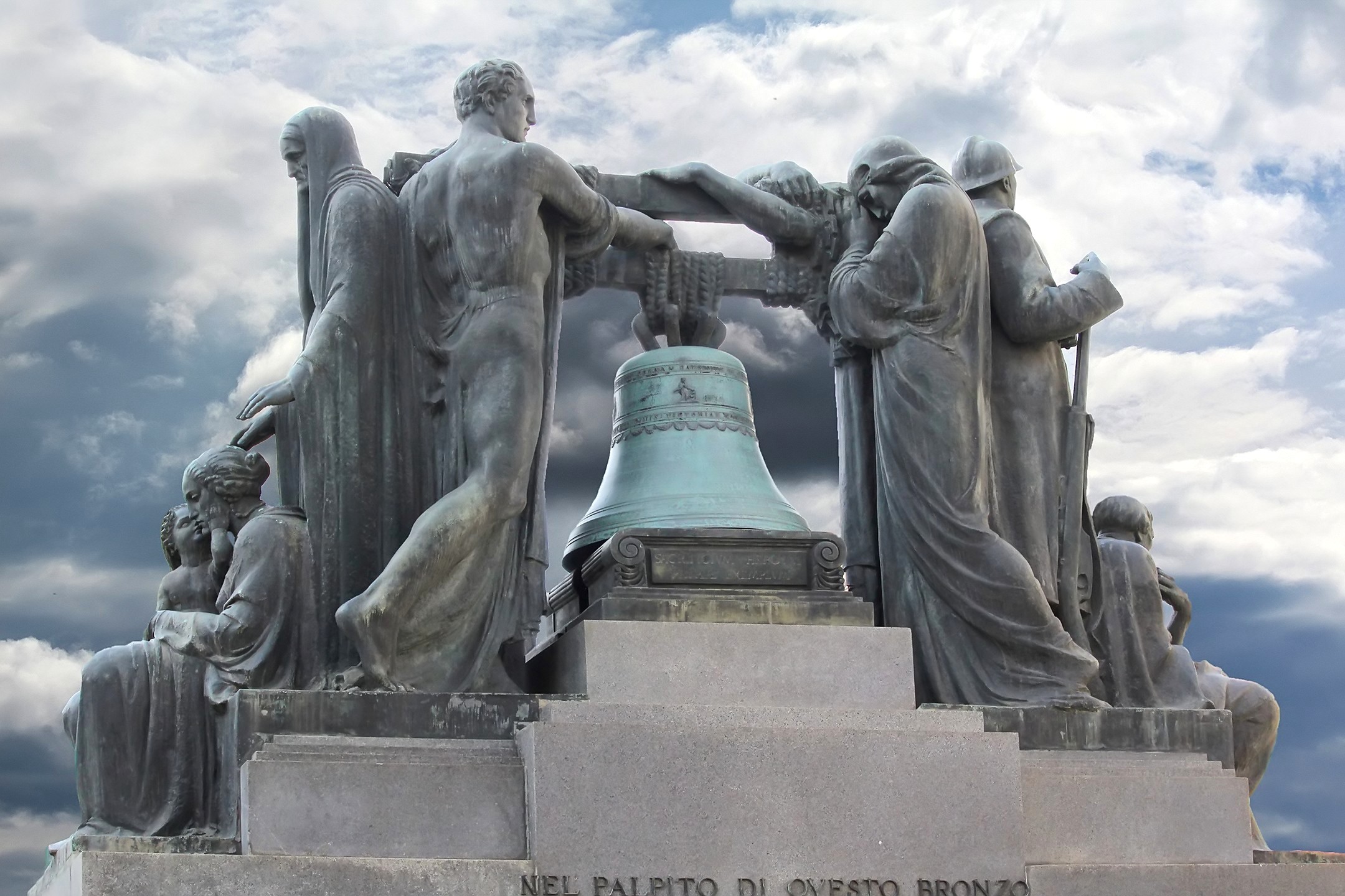 Monumento ai Caduti – Rintocchi e Memorie del passato
