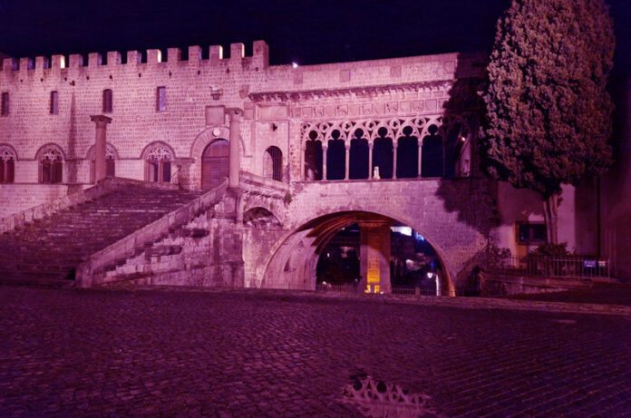 Palazzo dei Papi di Viterbo si illumina di magenta per la Giornata