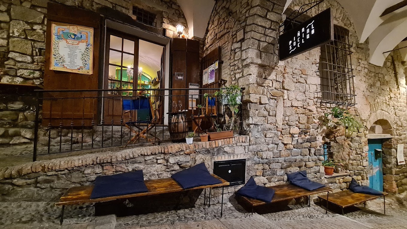 Piña Social Club – Un gioiello nascosto tra le volte medievali di Sanremo Vecchia