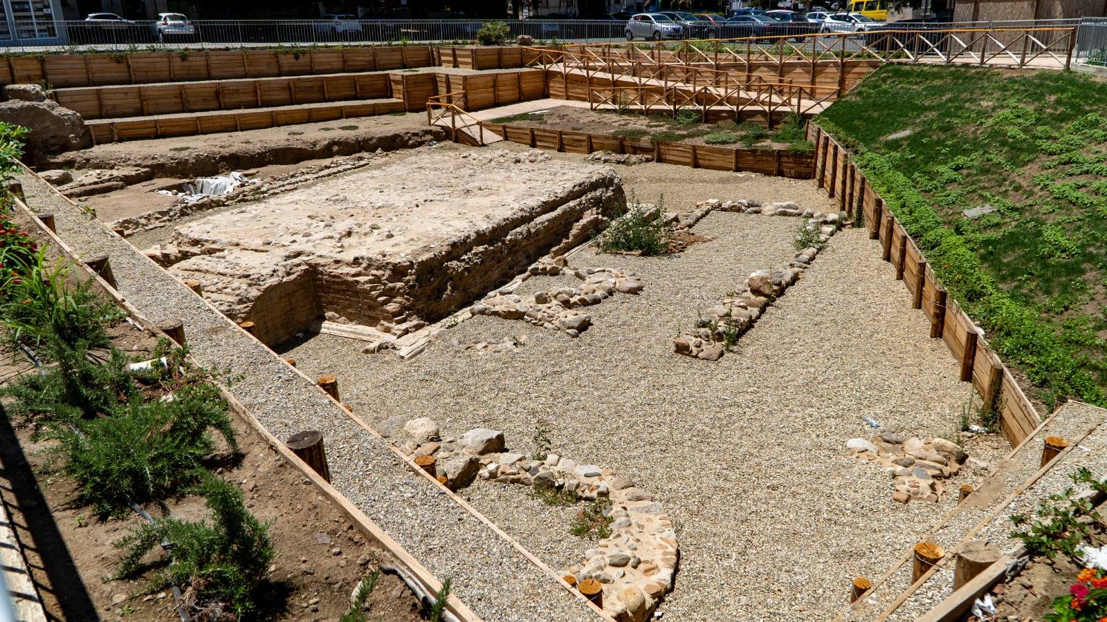 Piazza Garibaldi: degrado al sito archeologico tra rifiuti e indumenti