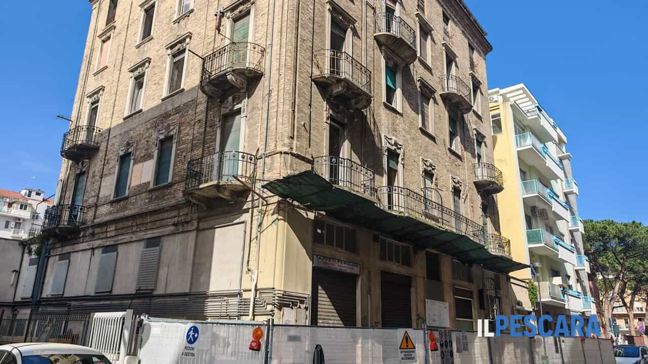 Restauro del palazzo storico di via Trieste: la facciata rimane tutelata