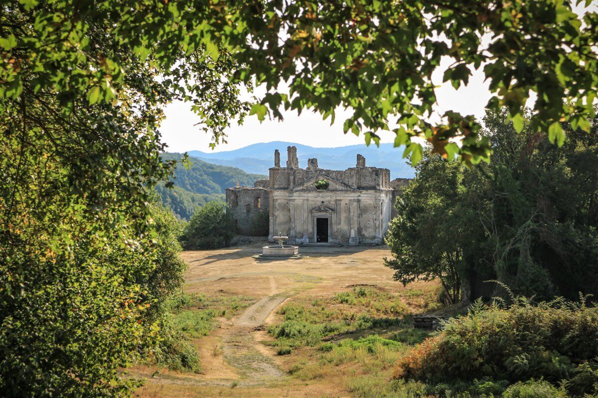 Riserva Naturale Monterano: tra rovine, zolfo e natura selvaggia