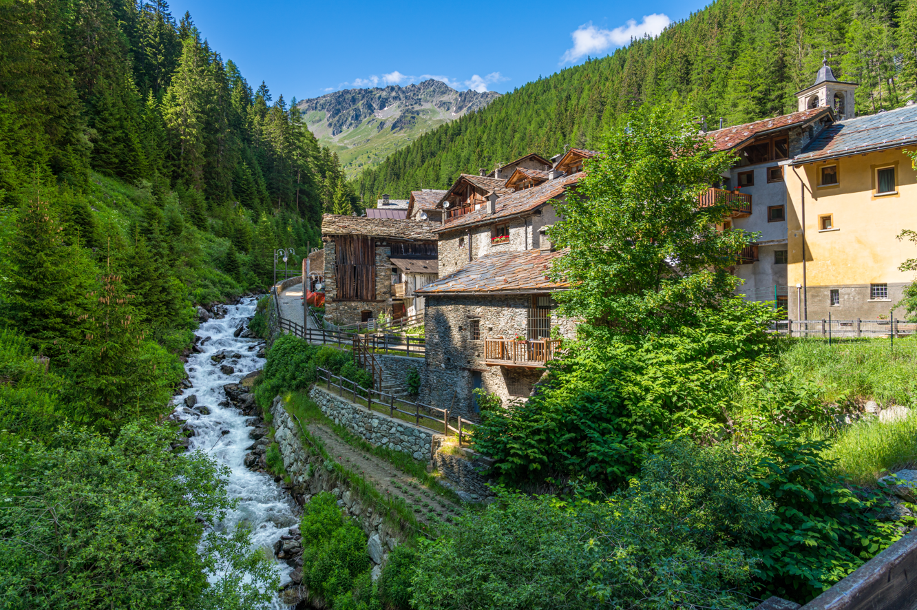Saint-Rhémy-en-Bosses, il borgo dei prosciutti al confine con la Svizzera