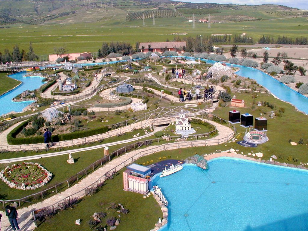 Sardegna in Miniatura, il parco tematico tra dinosauri e storia