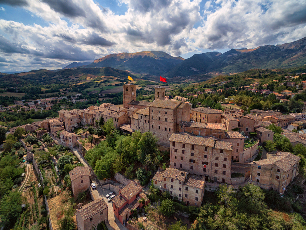Sarnano, il borgo di mattoni a ridosso dei Monti Sibillini