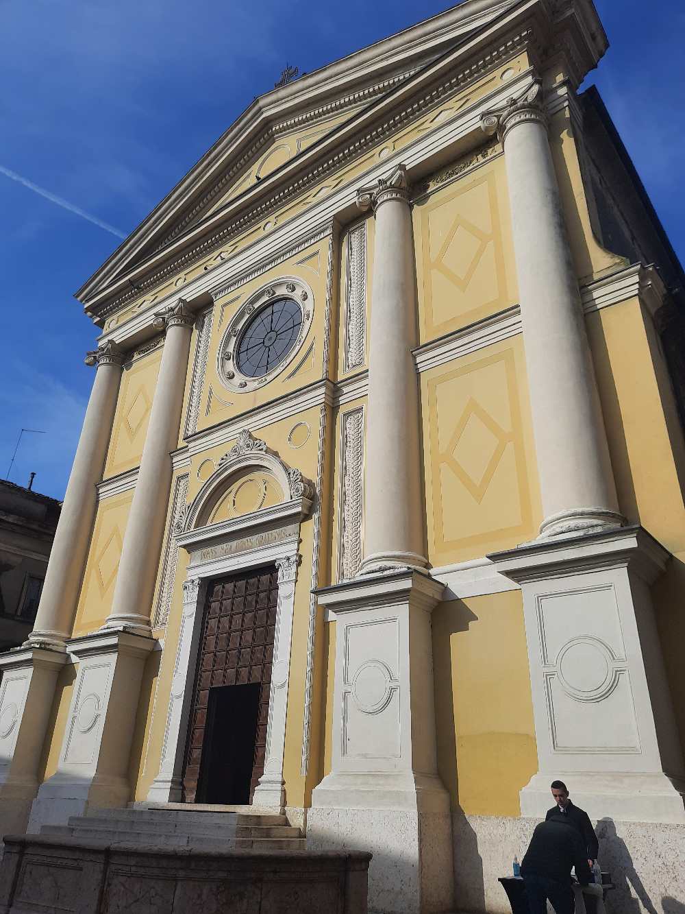 Soave: il borgo medievale tra mura scaligere, castello e vigneti da non