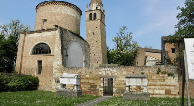 Soprintendenza blocca la colonnina di ricarica prevista vicino all'abbazia: cosa cambia per il monum