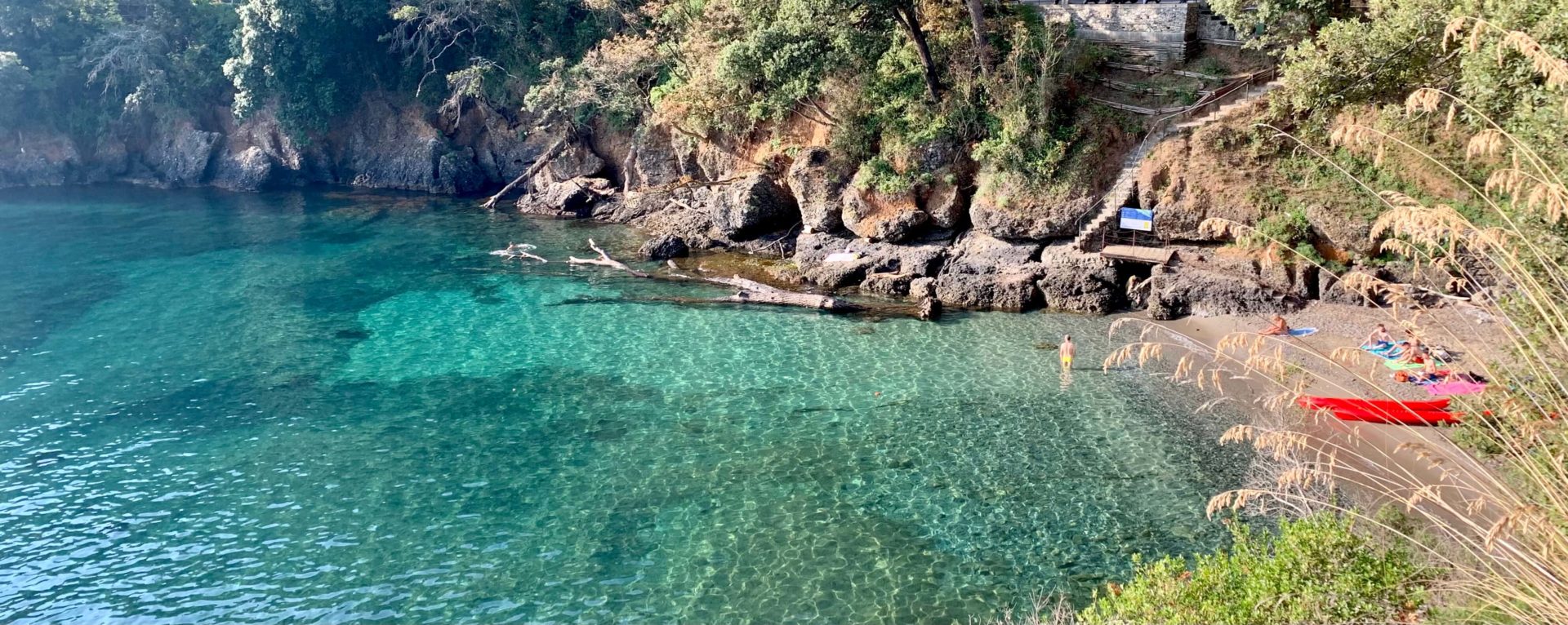 Spiaggia di Paraggi: il gioiello verde smeraldo tra Portofino e Santa Margherita