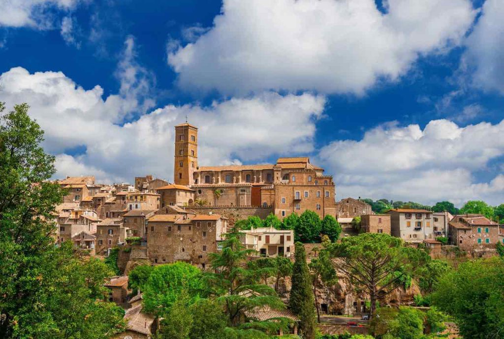 Sutri, la città scavata nel tufo: storia viva tra pietra e leggenda