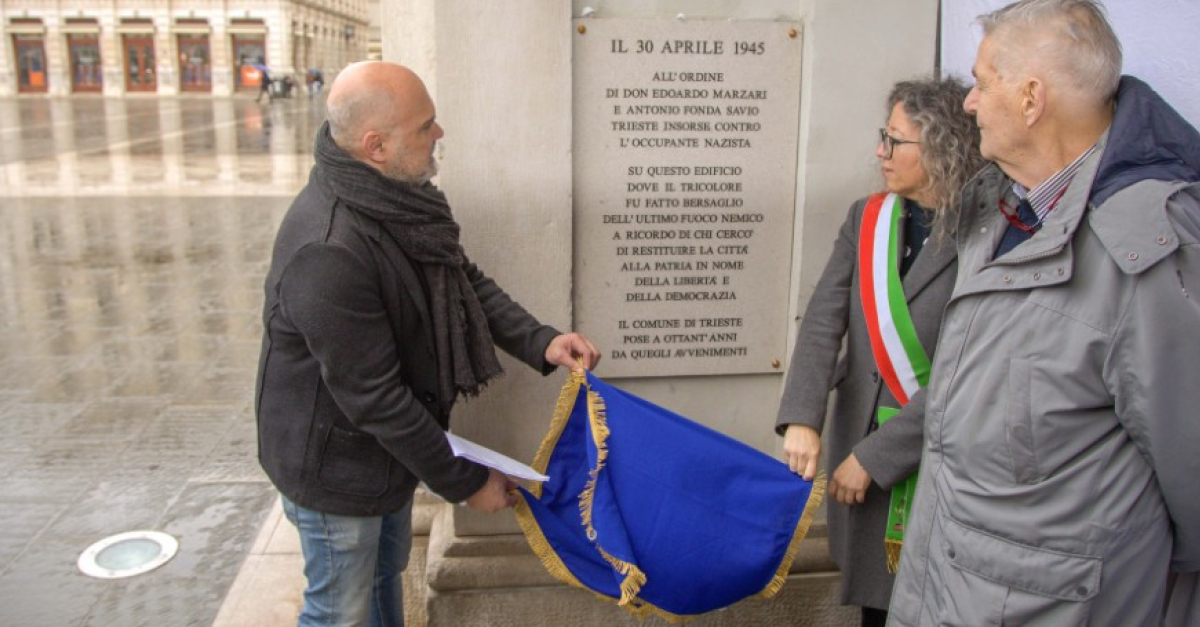 Targa commemorativa sotto i portici del Municipio di Trieste per il 30 aprile 1945