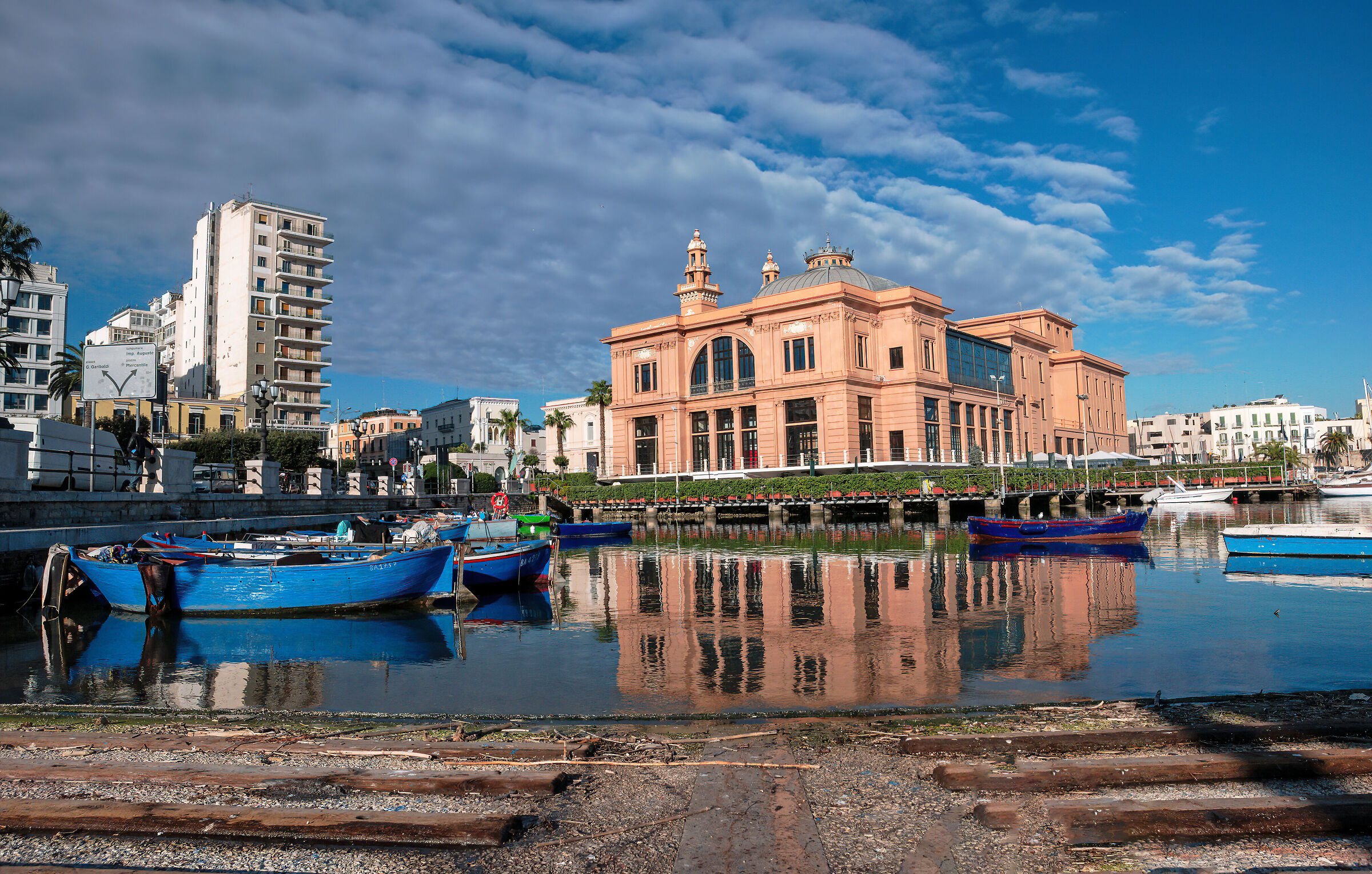 Teatro Margherita: Il Gigante di Cemento che Sorprende sul Mare di Bari