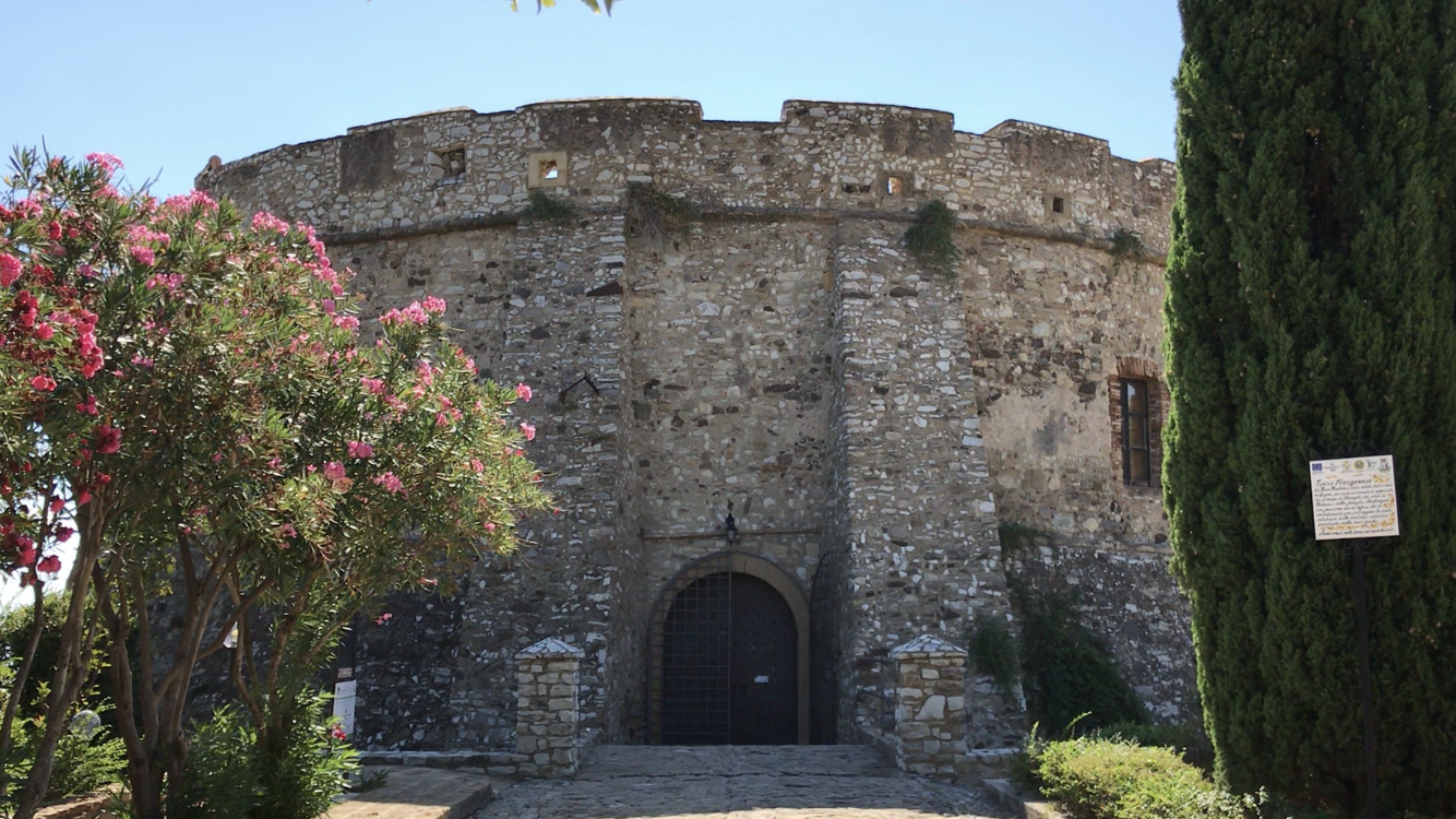 Torre aragonese di Torre Melissa - un'importante struttura di avvistamento