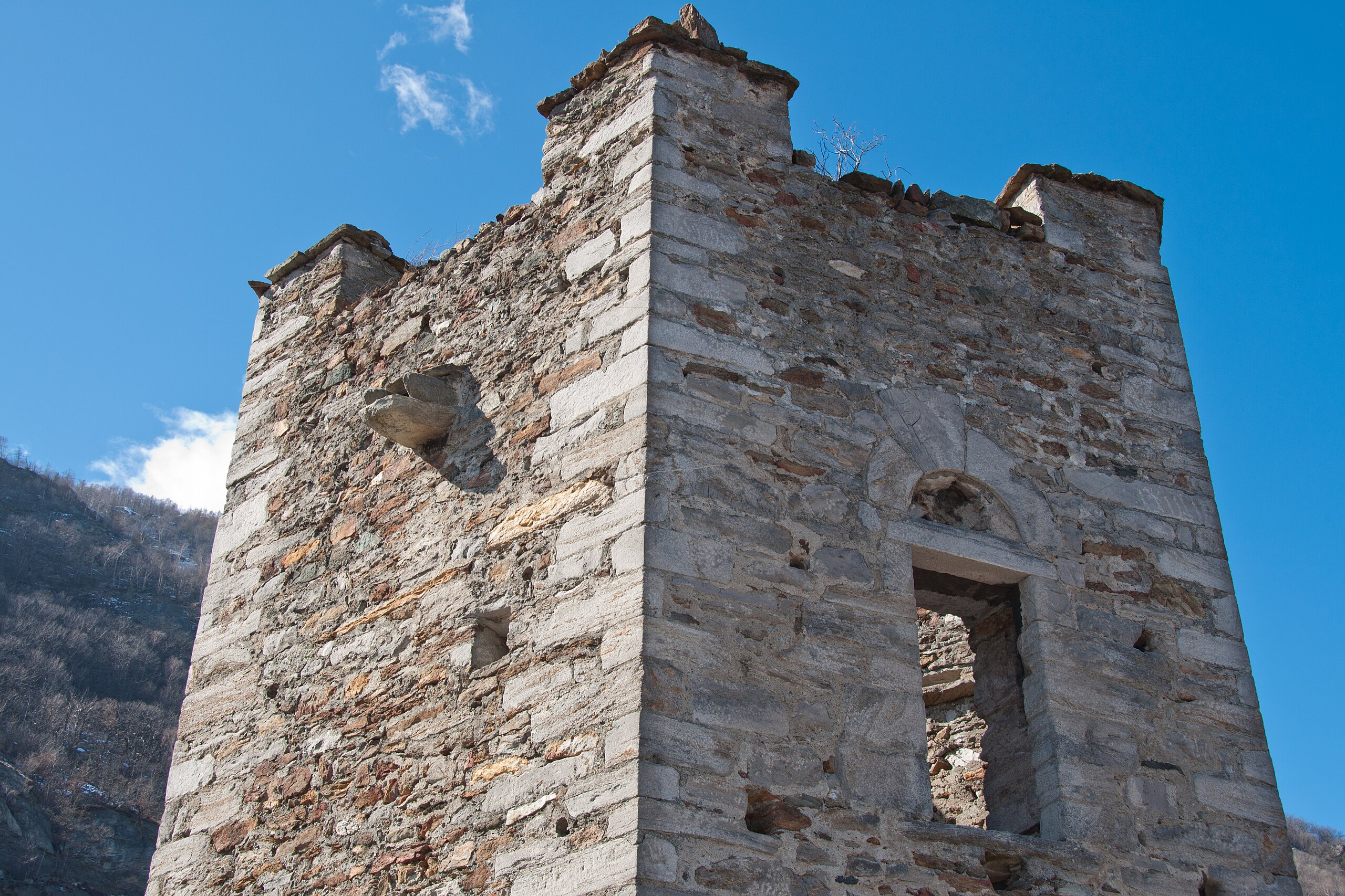Torre di Pramotton – una fortificazione medievale immersa nella natura