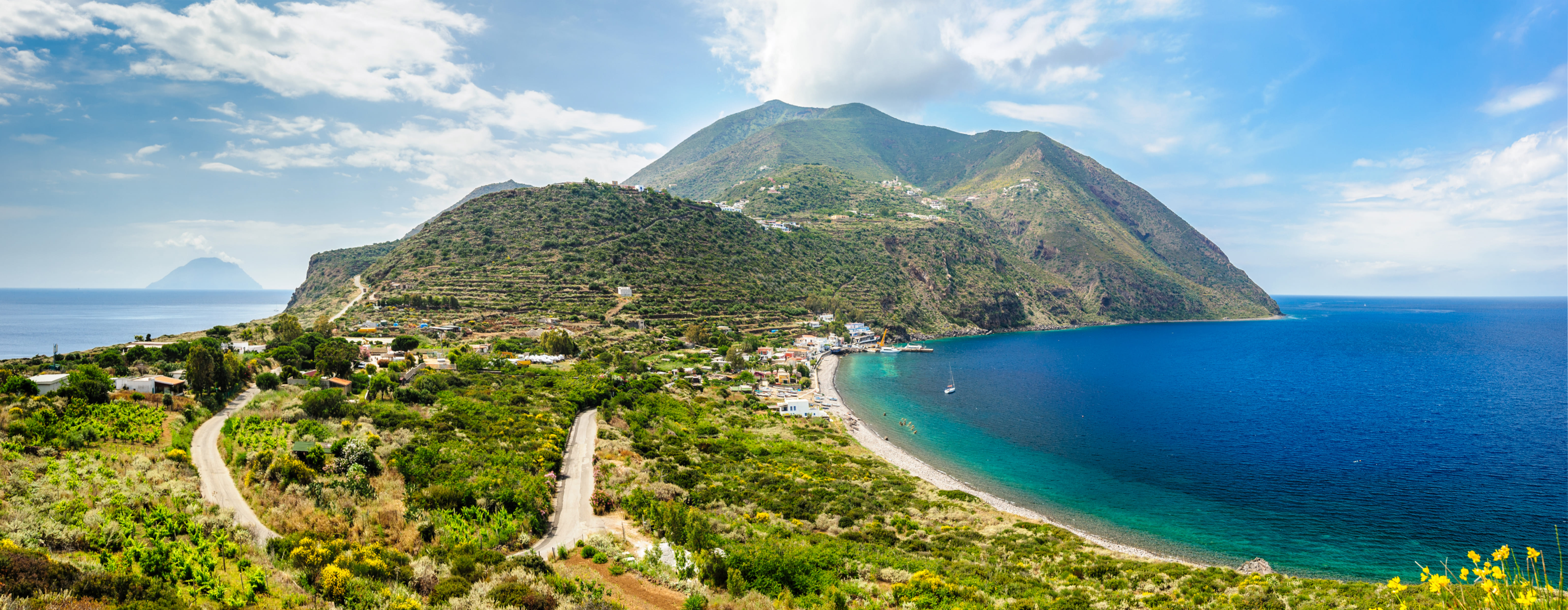 Trekking a Filicudi sui sentieri selvaggi