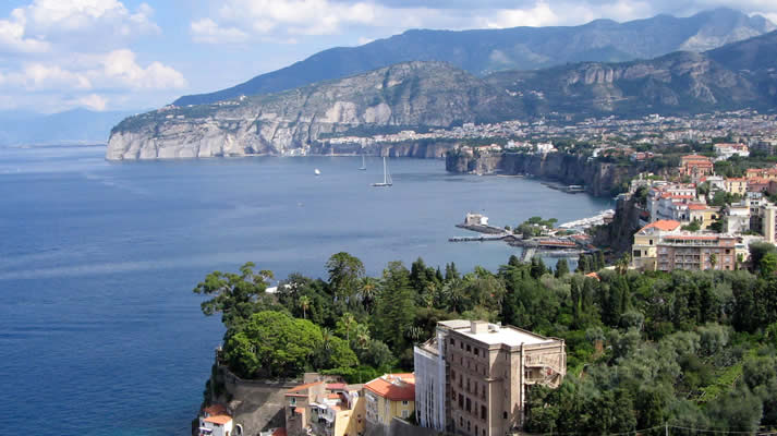 Turning to the light: group exhibition at Villa Fiorentino in Sorrento