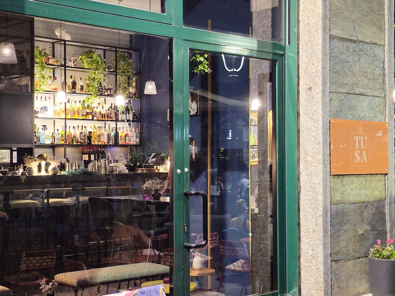 Tusa Isola Cocktail Bar: l’omaggio alla femminilità nel cuore più trendy di Milano