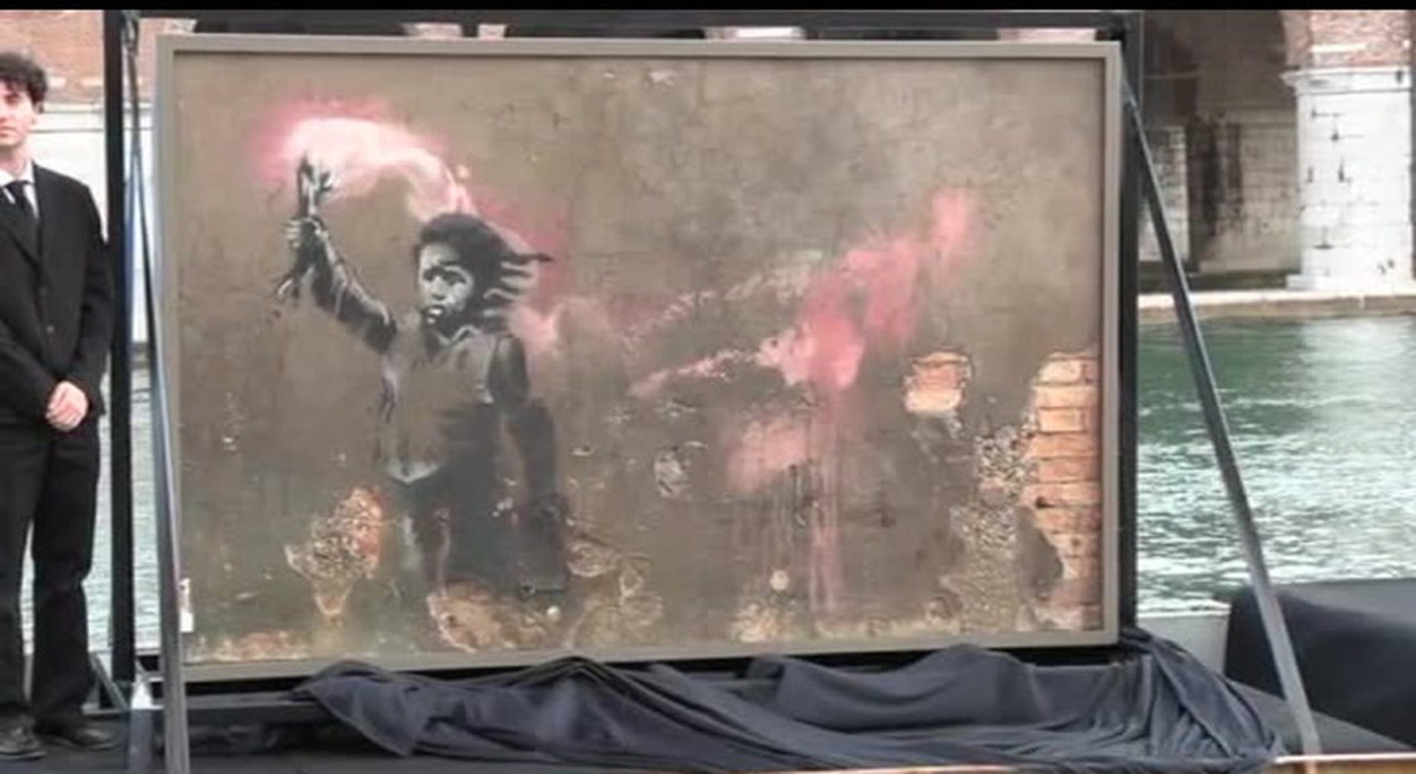Venezia: concluso il restauro di «The Migrant Child» di Banksy, svelata