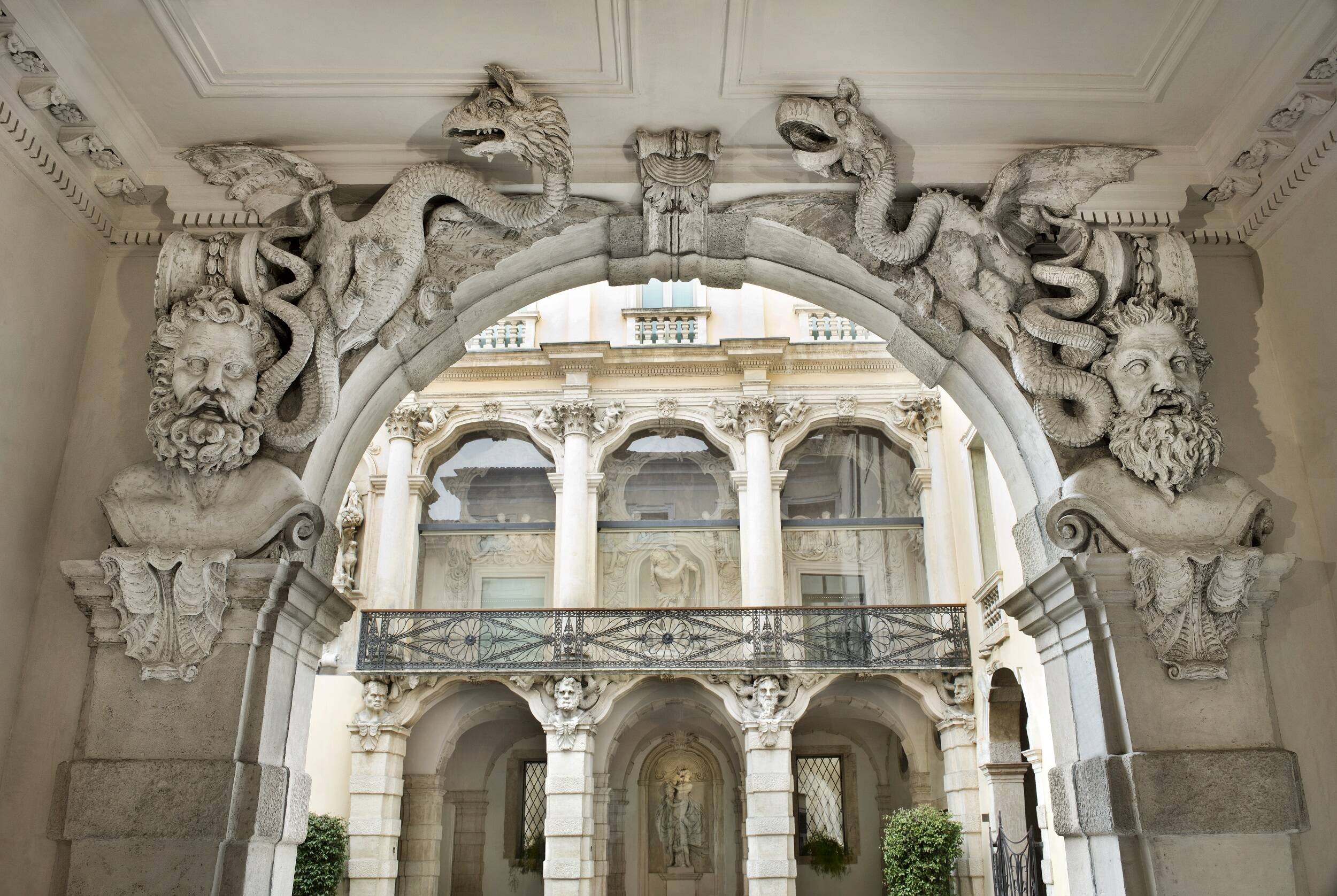 Visita guidata 'Itinerari di meraviglia' a Palazzo Leoni Montanari