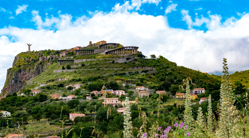 Visitare Maratea, il borgo sovrastato dal Cristo Redentore