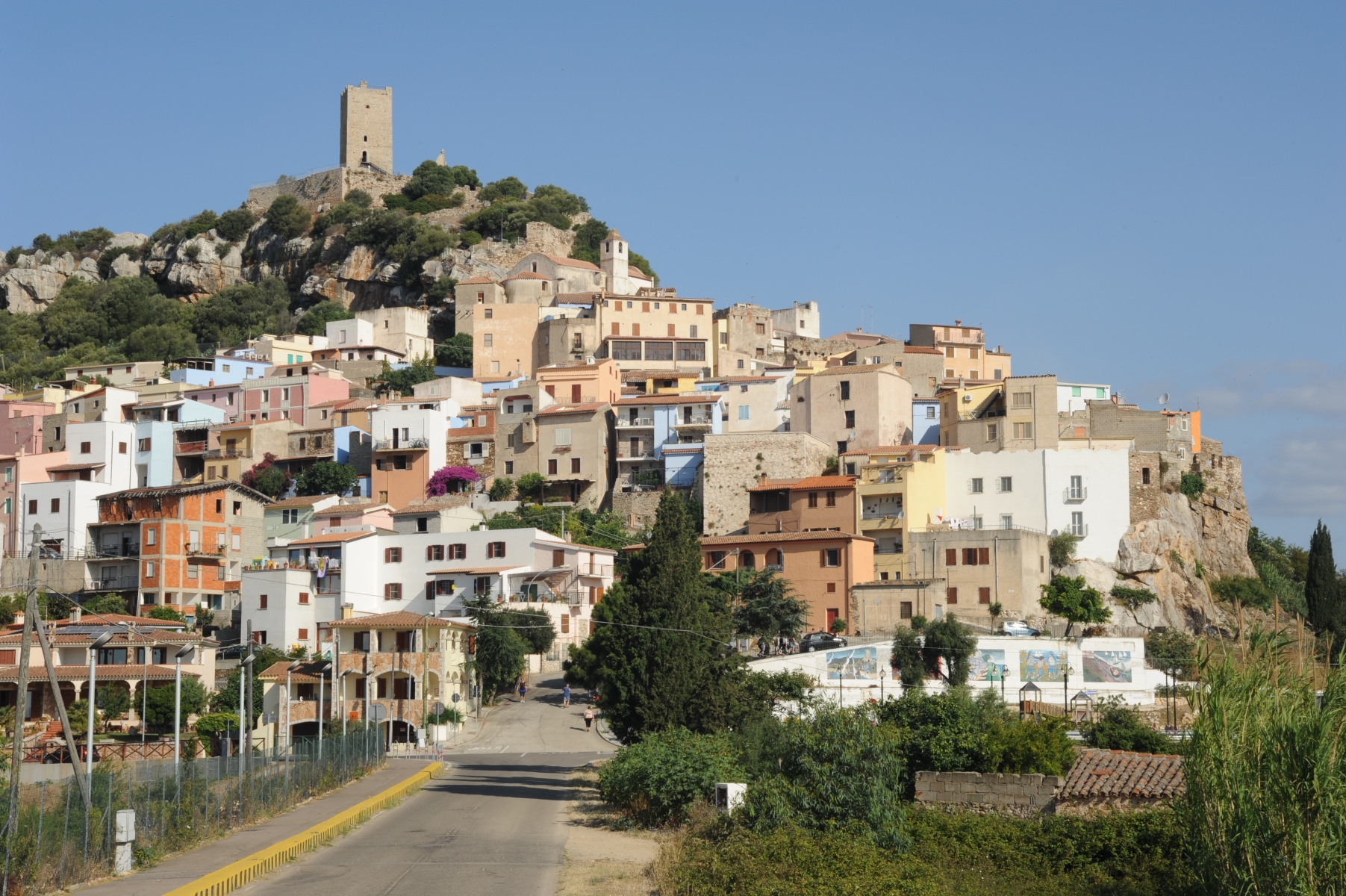 Il borgo di Posada tra le colline sarde